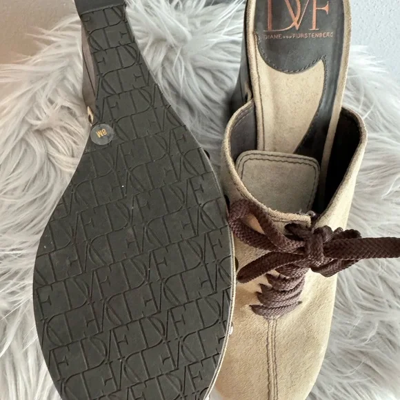 Diane Von Furstenberg Cream and Brown Mules with Elegant Design - Picture 6 of 6